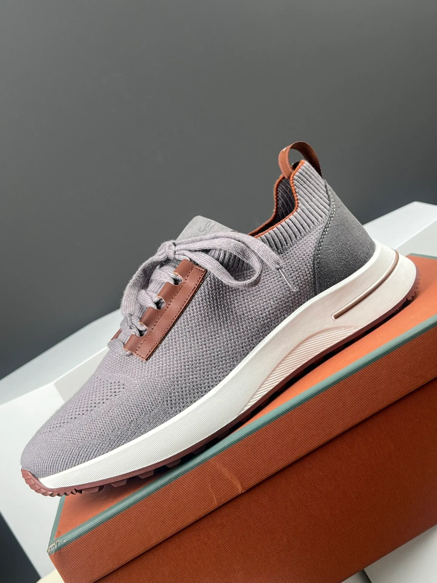 Factory price 420💰L men's shoes💰New product on sale Loro men's shoes💰iana knitted sneakers｜Made of Wish wool blended fabric｜The upper is made of unique knitted fabric production technology｜Comprehensive one-to-one restoration of the counter process｜Additional original molded rubber three-color combination technology outsole｜Size: 39-44 (customized at 45.46)